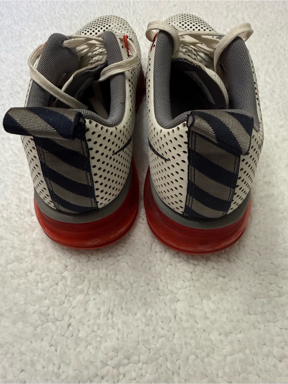 Mens sz 10 Nike Air Max Motion 2013
Gray and Red Perforated Athletic Sneakers - Picture 4 of 10